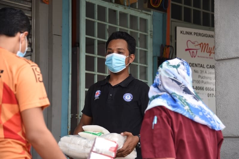 A Community Policing Malaysia member lending a hand with the essential goods — Picture courtesy of Facebook/ Kuan Chee Heng