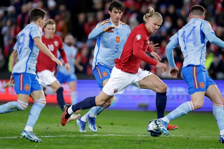 Haaland, rodeado por futbolistas de España, durante uno de los partido de Noruega en las Eliminatorias de la Euro