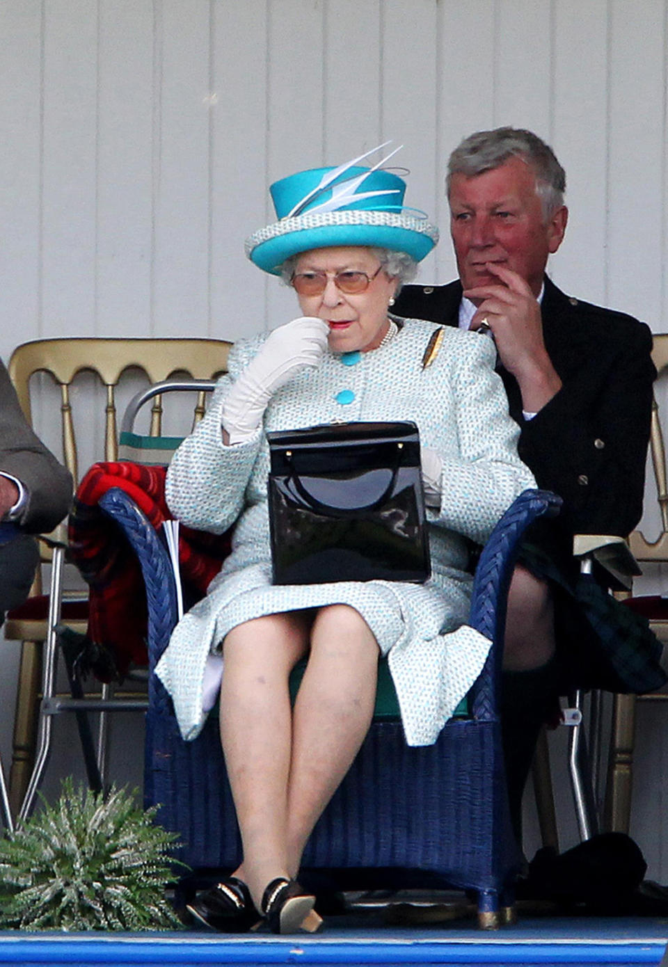 Die Queen trägt bei den Highland Games in Braemar Lippenstift auf. [Foto: PA]