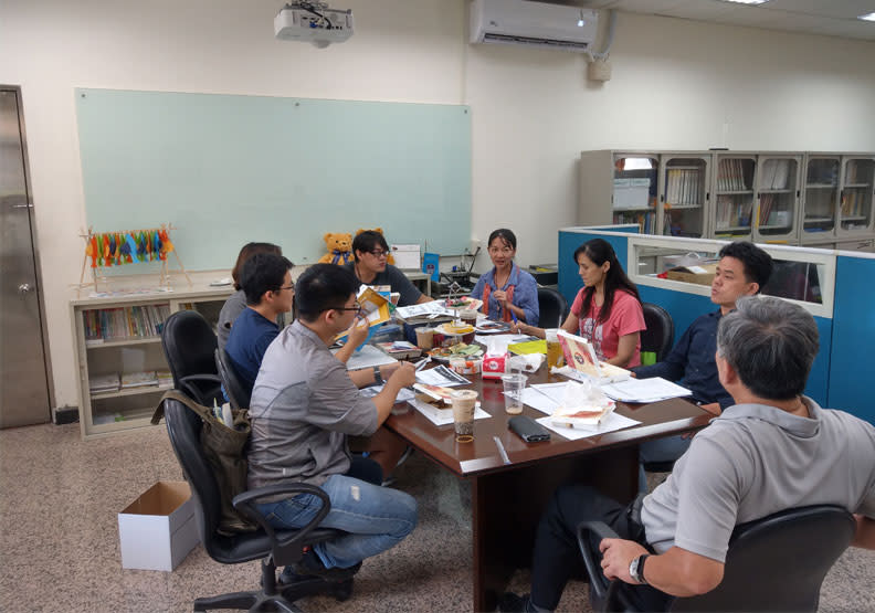 惠文高中的老師們犧牲午休時間一起備課。