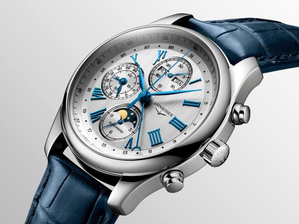 浪琴LONGINES「巨擘系列」的全日曆月相盈虧24小時指示計時碼錶，以入門價位提供最多種的複雜功能於一只手錶之中。定價約NT$127,200。