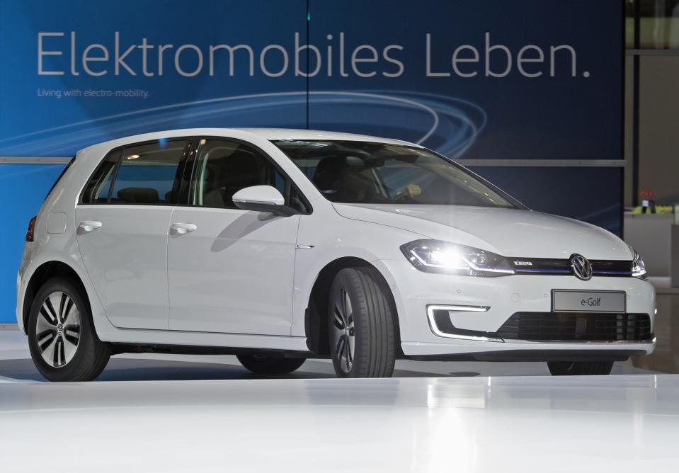 <p>Seit etwa zwei Jahren steht der deutsche Hersteller regelmäßig mit negativen Schlagzeilen in der Presse. VW ist der Konzern, bei dem der Abgasskandal seinen Anfang nahm. Nun soll es der E-Golf richten, das Elektro-Pendant zum großen Klassiker, der auch dazu beitrug, dass VW der umsatzstärkste Autohersteller Deutschlands wurde. (Bild: AP Photo) </p>