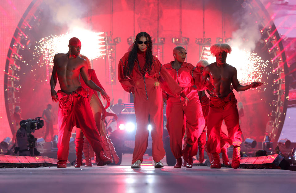 Blue Ivy onstage with other dancers