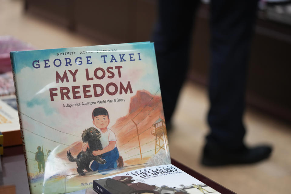 Un ejemplar del libro infantil "My Lost Freedom" de George Takei, en la librería Kinokuniya especializada en libros escritos en idiomas extranjeros en el distrito de Shinjuku en Tokio, el miércoles 29 de mayo de 2024. (Foto AP/Hiro Komae)