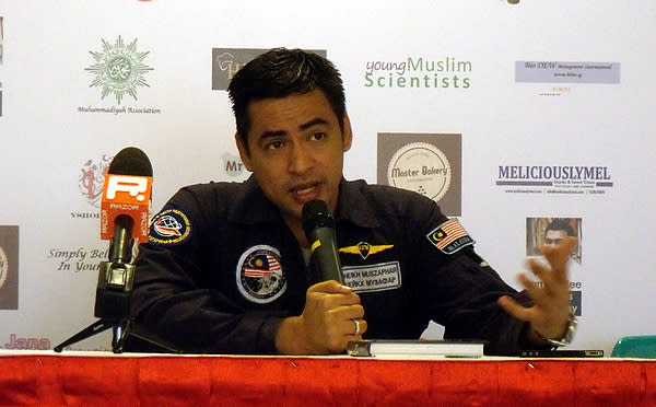 Malaysian astronaut Sheikh Muszaphar Shukor encourages Singapore to pursue a future in space. (Yahoo! photo/Fann Sim)