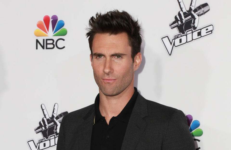 Le chanteur de Maroon 5 est un très bon ami de l'acteur Jonah Hill puisqu'ils ont grandi ensemble à Los Angeles et ont même fréquenté la même école. Jonah a lui-même confirmé cela durant l'émission de Howard Stern en 2014, déclarant : "Nos pères se sont rencontrés dans le bureau du principal. On a grandi ensemble, on montait dans les mêmes voitures, on allait chez l'un et chez l'autre."