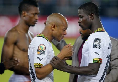 Ghana's Andre Ayew (front L) is comforted by team mate Jonathan Mensah after the team's defeat to Ivory Coast at the final of the 2015 African Cup of Nations soccer tournament in Bata February 8, 2015. REUTERS/Mike Hutchings