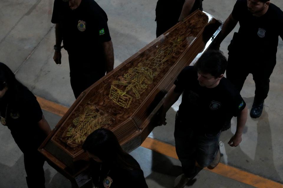Federal police officers carry remains believed to be of Dom Phillips and Bruno Pereira (Copyright 2022 The Associated Press. All rights reserved)