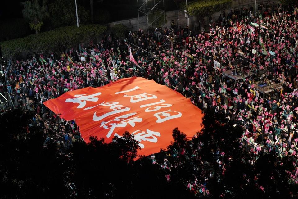 台灣選舉造勢時激情高喊的「凍蒜」，在外媒文章裡很難確切傳達語意。（翻攝自賴清德臉書）