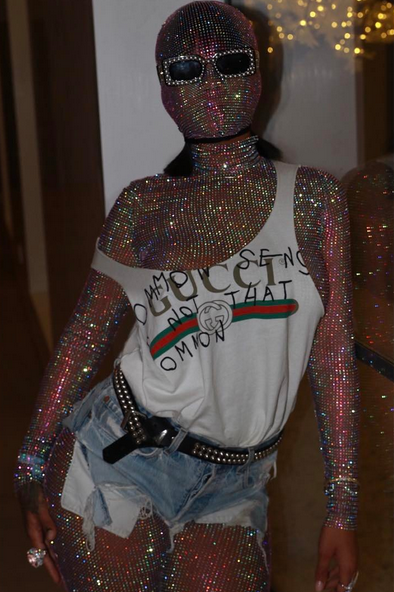 <p>Rihanna wollte wohl mal unerkannt das Coachella Festival genießen und wählte dafür einen besonders unauffälligen Glitzeranzug mit passender Gesichtsmaske. (Bild: Instagram.com/Rihanna) </p>