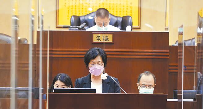 彰化縣長王惠美議會施政報告秀肌肉。（吳建輝攝）