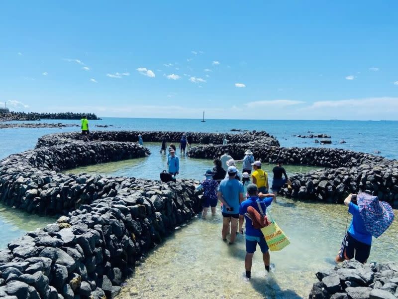 ▲澎湖國家風景區管理處整合四季具代表性的生態旅遊資源推出「夏－石滬季」遊程，民眾可見證保存石滬文化遺產的成果。（澎湖國家風景區管理處提供）中央社 112年4月8日