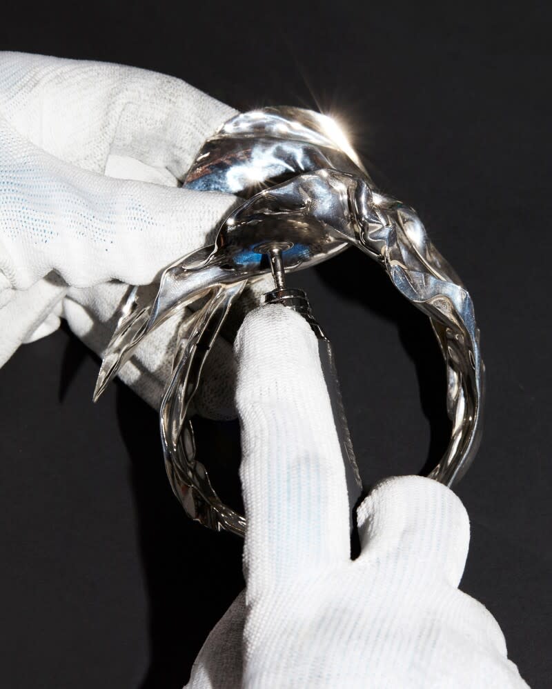 而本次也找來了藝術家 Lynda Benglis 合作，藉由其擅長的黏土雕塑，設計出變形款戒指、耳環及項鍊等飾品