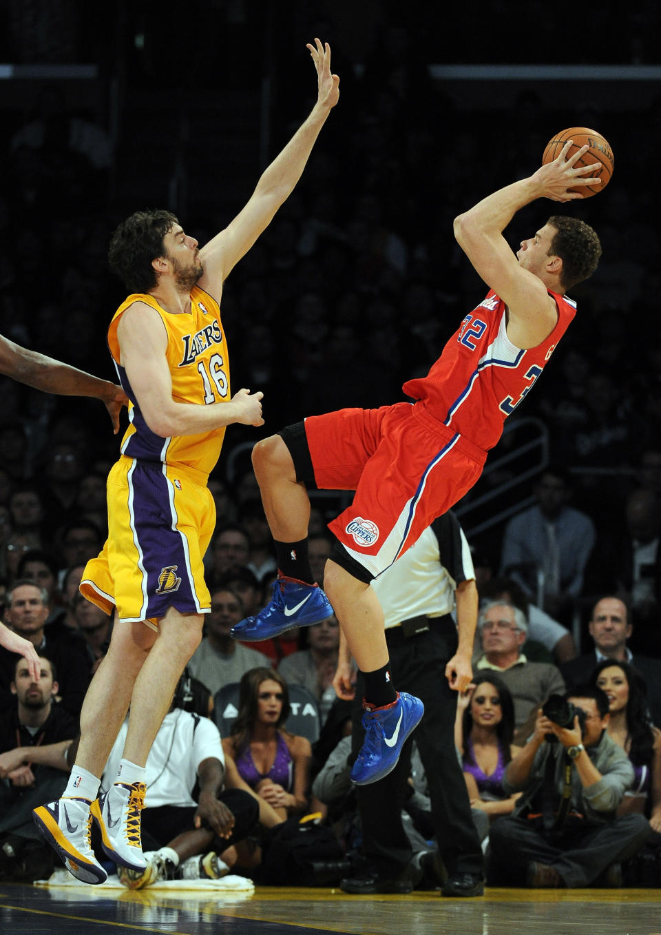 LOS ANGELES, CA - DECEMBER 19: Blake Griffin #32 of the Los Angeles Clippers shoots a fall away jumper from Pau Gasol #16 of the Los Angeles Lakers during the first half at Staples Center on December 19, 2011 in Los Angeles, California. (Photo by Harry How/Getty Images)