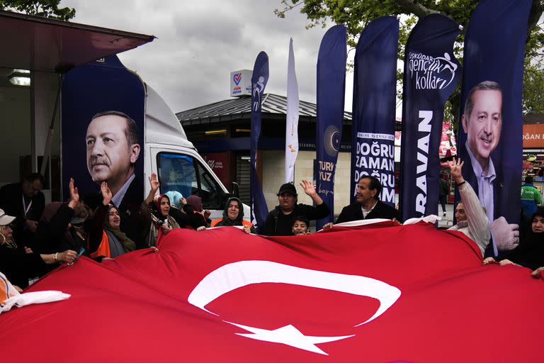 Apoyo a la candidatura de Recep Tayyip Erdogan en Estambul. (AP Photo/Khalil Hamra)