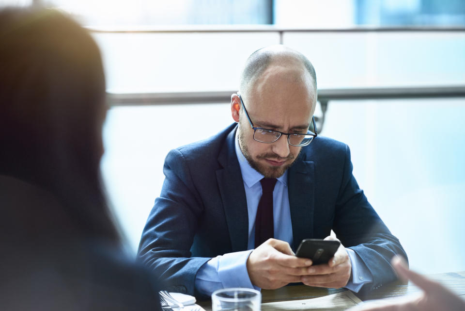 Quienes hacen phubbing pueden ver mermada su productividad en el trabajo o los estudios, así como afectadas sus relaciones con colegas y compañeros. (Getty Creative)