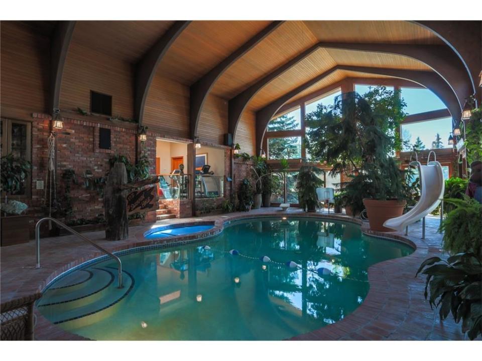 <p>Regardless of the weather, you can always enjoy a dip in the indoor pool. (Realtor.ca) </p>