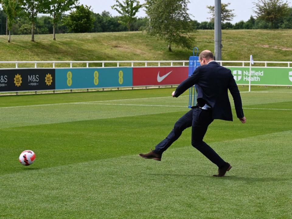 Prinz William macht beim Kicken eine gute Figur. (Bild: getty images/PAUL ELLIS/AFP )