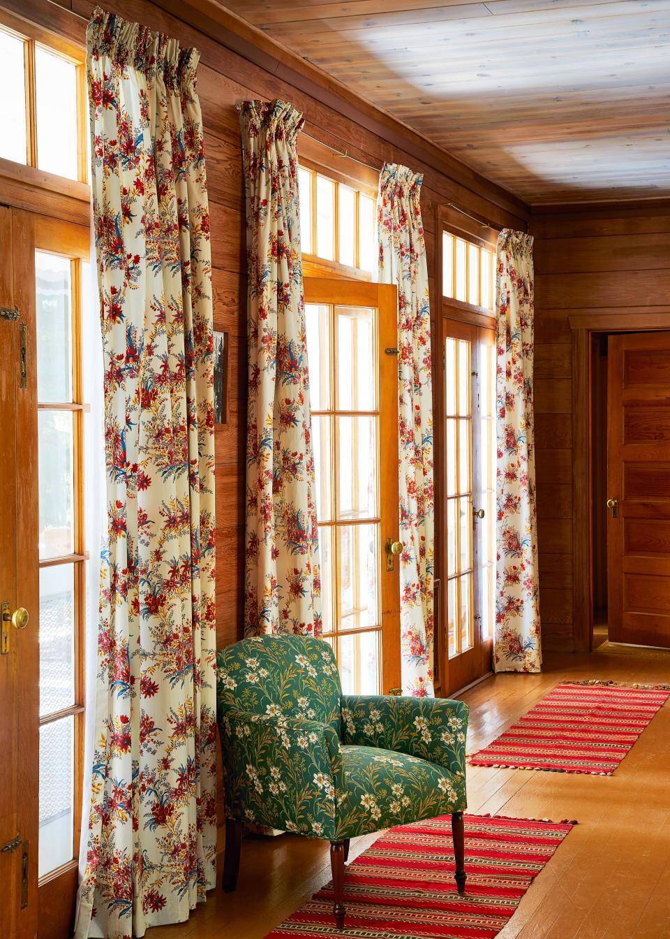 Farman-Farma’s Été Moscovite fabric frames French doors.