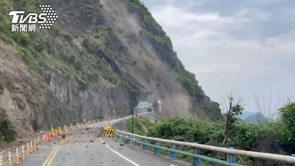 花蓮「親不知子天空步道」入口遭埋，泥沙持續流動。（圖／TVBS）