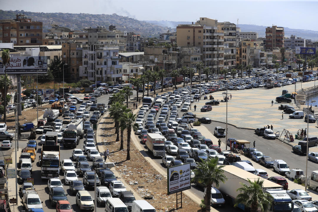 Cientos de vehículos saliendo de Sidon, Líbano (AP Photo/Mohammed Zaatari)