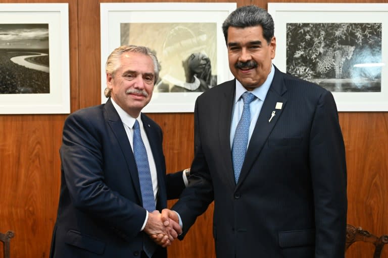 El entonces presidente de Argentina Alberto Fernández (I) y el de Venezuela, Nicolás Maduro, durante una reunión bilateral en Brasilia al margen de una cumbre sudamericana el 30 de mayo de 2023 (MARIA EUGENIA CERUTTI)