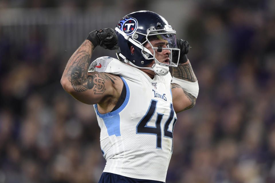 El linebacker Kamalei Correa, de los Titans de Tennessee, festeja tras capturar al quarterback Lamar Jackson, de los Ravens de Baltimore en el duelo divisional de la Conferencia Americana, el sábado 11 de enero de 2020, en Baltimore. (AP Foto/Gail Burton)