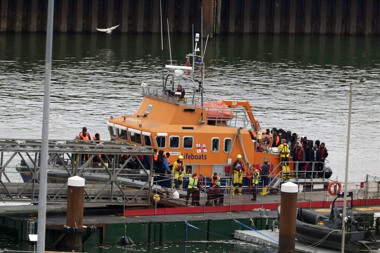 El traslado de un grupo de migrantes a Dover tras la tragedia en el Canal de la Mancha