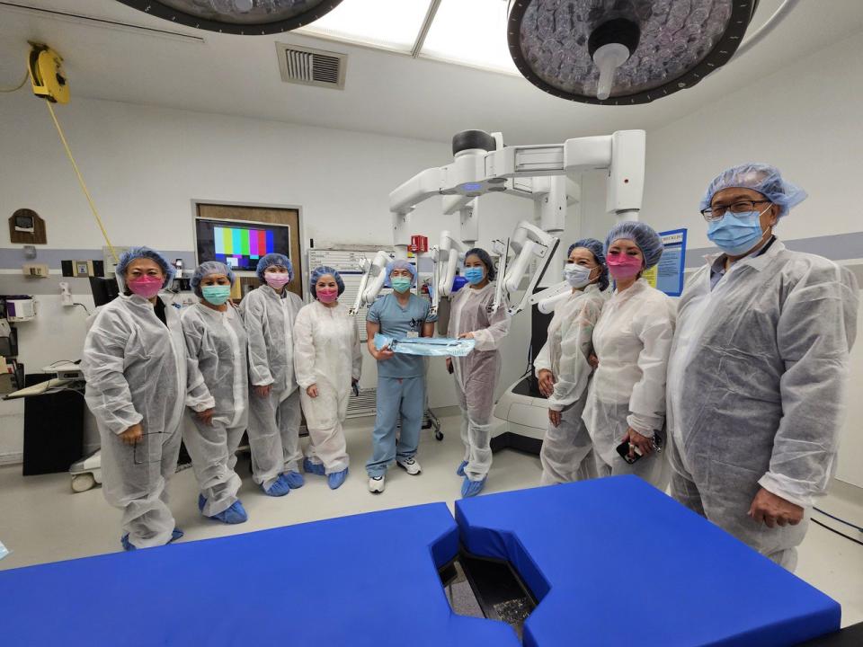 世華南加州分會會員距離參觀嘉惠爾醫院「達文西機器手臂微創手術」的操作過程。（記者張庭瑜/攝影）