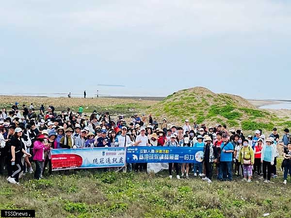 安聯人壽號召員工接力淨灘桃園。