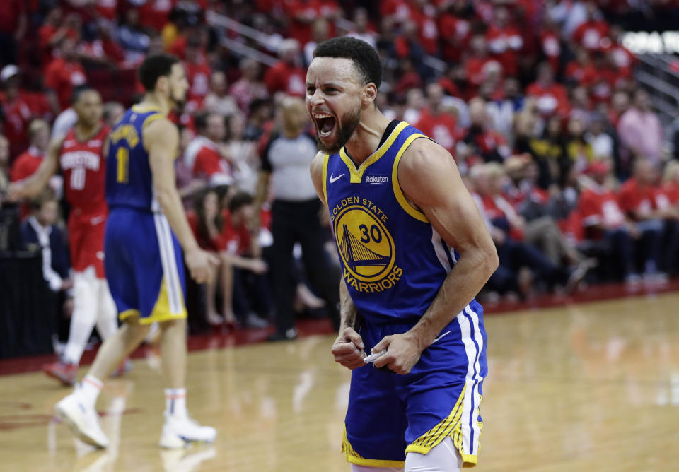 El base de los Warriors de Golden State Stephen Curry celebra el triunfo de su equipo sobre los Rockets de Houston en el sexto juego de las semifinales de la Conferencia Oeste de la NBA el viernes 10 de mayo de 2019 en Houston. (AP Foto/Eric Gay)