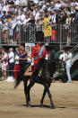 ARCHIVO - El príncipe Andrés de Inglaterra, coronel de la Guardia de Granaderos, cabalga en su primer año como oficial de inspección después de asumir el cargo de su padre, el príncipe Felipe, a fines de 2017, el 1 de junio de 2019 en Londres. El Palacio de Buckingham dijo el jueves 13 de enero de 2022 que las afiliaciones militares y patronato real del príncipe Andrés han sido devueltos a la reina Isabel II con su "aprobación y acuerdo". La declaración se produjo después de que más de 150 veteranos de la armada y el ejército le escribieron a la reina pidiéndole que despojara a Andrés de todos sus rangos y títulos militares en medio de continuos problemas legales para el príncipe, quien está envuelto en una demanda por abuso sexual en EE.UU. (Yui Mok PA via AP, Archivo)