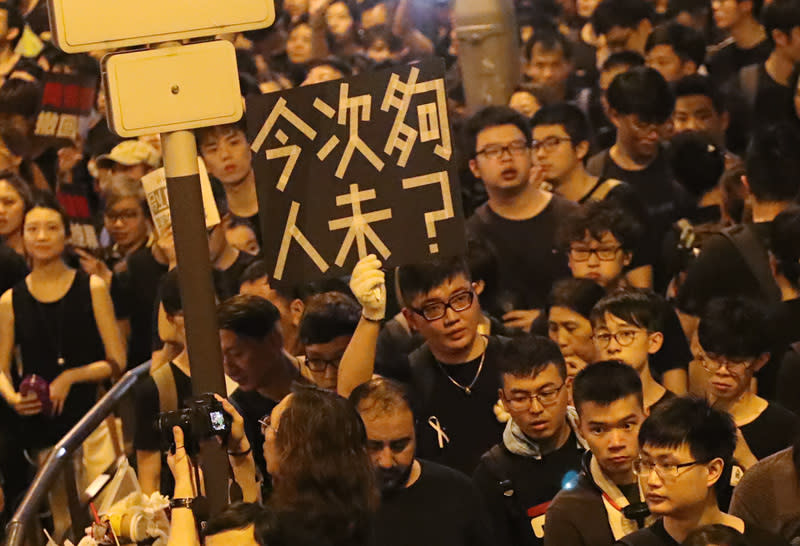香港泛民主派團體民間人權陣線16日再次發起反修訂逃犯條例大遊行，遊行一直持續到深夜，有民眾自製標語怒嗆政府小看抗議人潮。中央社記者裴禛香港攝　108年6月16日