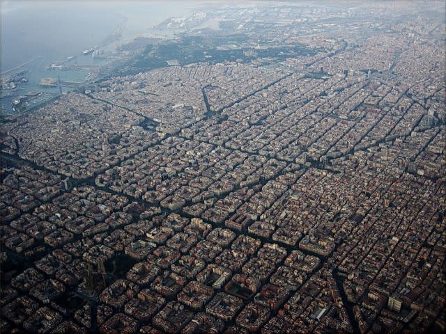 An aerial view of the Eixample neighborhood. <span class="inline-image-credit">(Alhzeiia/Wikimedia Commons, CC BY-SA 2.0)</span>