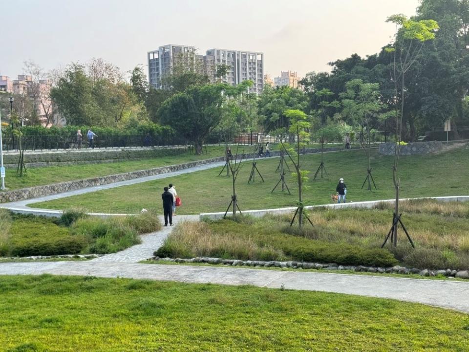 《圖說》公園的環綠步道，享受賞心悅目的綠意景色。〈水利局提供〉