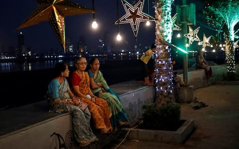 Women sitting on a promenade in Mumbai