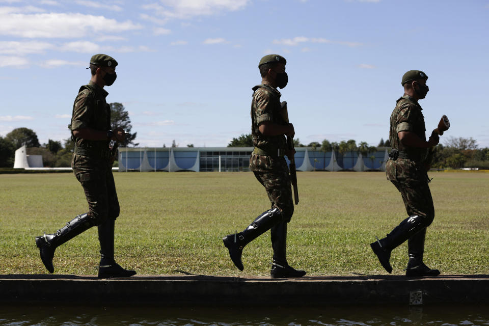 Soldados patrullando ante la residencia oficial del presidente de Brasil, el Palacio de Alvorada, en Brasil, el martes 7 de julio de 2020. (AP Foto/Eraldo Peres)