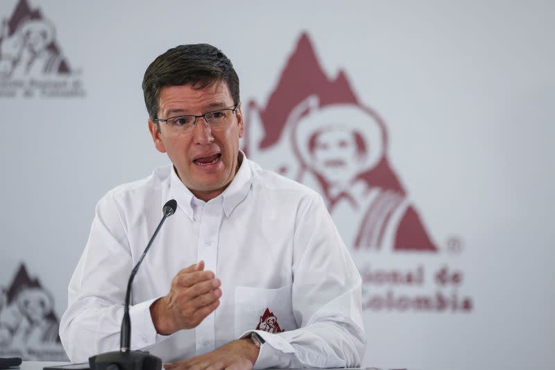 FOTO DE ARCHIVO. El gerente de la Federación Nacional de Cafeteros de Colombia, Germán Bahamón, habla durante una conferencia de prensa en Bogotá