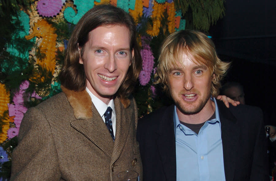 <b>Wes Anderson und Owen Wilson</b><br><br>Als sie gemeinsam an der Universität in Texas studierten, teilten sich Wes Anderson und Owen Wilson eine Wohnung. Das Zusammenleben hat ihnen offenbar nicht geschadet, immer wieder trafen die beiden bei Filmprojekten wie "The Royal Tenenbaums" und "Darjeeling Limited" zusammen.