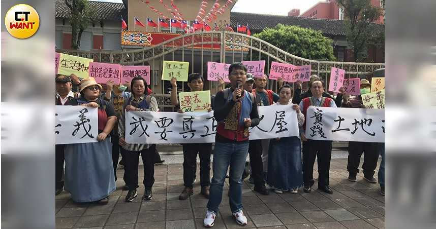 莫拉克災後人權促進會籌備會與永久屋基地代表至立法院前抗議，盼永久屋能達成「真永久」的目標。（圖／吳婉瑜攝）