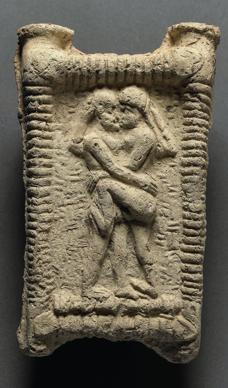 Un modelo de arcilla de Mesopotamia, fechado alrededor de 1800 a. C., muestra a una pareja besándose. El original se conserva en el Museo Británico.