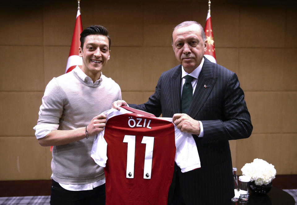 Ozil fue criticado por posar con el presidente Recep Tayyip Erdogan en 2018. Foto: AFP