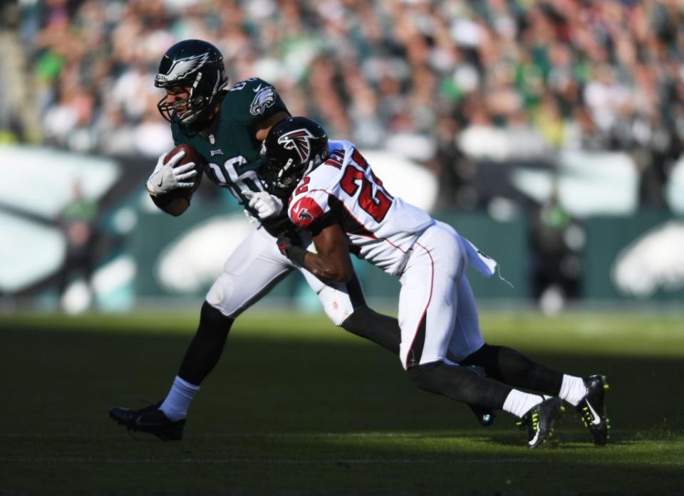 Nov 13, 2016; Philadelphia, PA, USA; Philadelphia Eagles tight end Zach Ertz (86) runs after the catch as Atlanta Falcons strong safety Keanu Neal (22) defends in the second quarter at Lincoln Financial Field. Mandatory Credit: James Lang-USA TODAY Sports