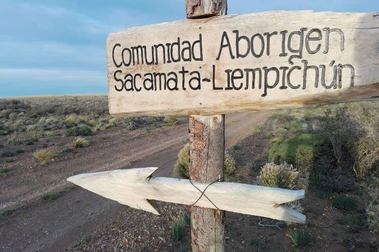 El cartel de entrada a la comunidad, en Chubut