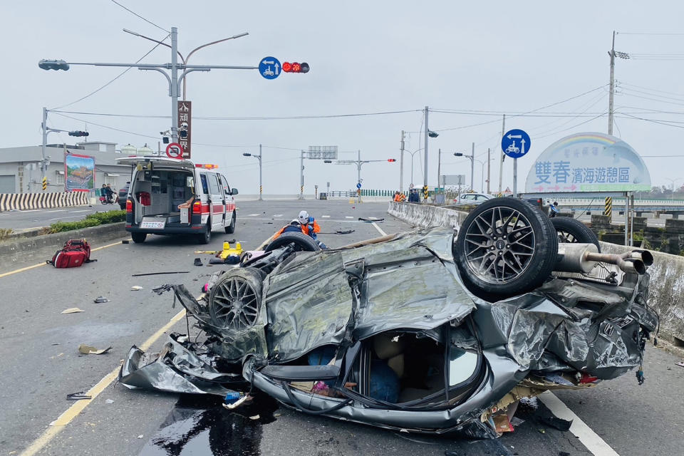 1輛乘載5人的自小客車1日下午行經台17線台南北門路段，不明原因自撞翻覆，車輛嚴重變形，車上5人分受輕重傷送醫。（讀者提供）