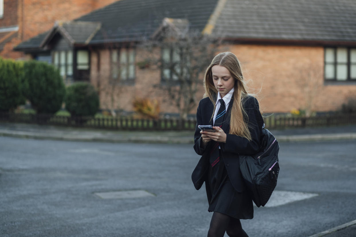 Parents are concerned about the age to give their child a mobile phone. (Getty Images)