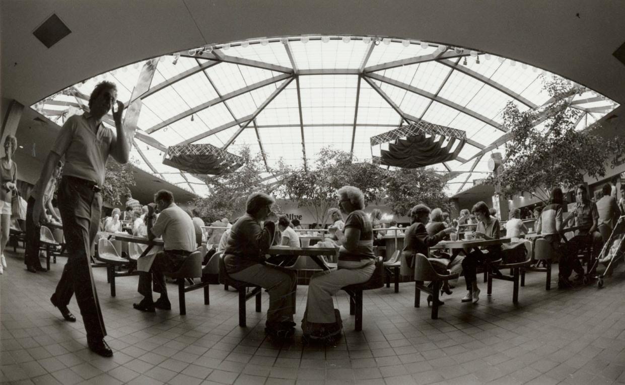 The food court at the Lane Avenue Shopping Center in Upper Arlington in 1983.