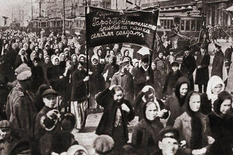 Las primeras marchas del Día de la Mujer se realizaron en Europa y los Estados Unidos para pedir mejores condiciones laborales para las mujeres, así como su igualdad salarial con los hombres 