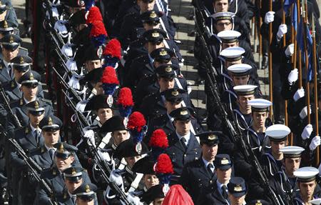 Members of the Italian army march before the arrival of Pope Francis to lead the Easter mass in Saint Peter's Square at the Vatican April 20, 2014. REUTERS/Alessandro Bianchi