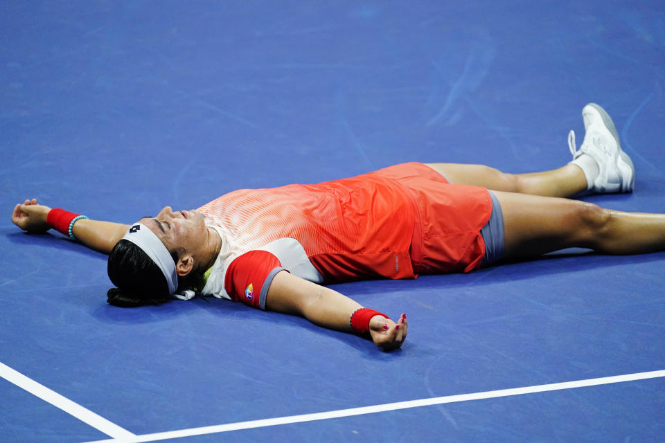 La tunecina Ons Jabeur festeja luego de doblegar a la francesa Caroline García en la semifinal del US Open, el jueves 8 de septiembre de 2022 (AP Foto/Matt Rourke)